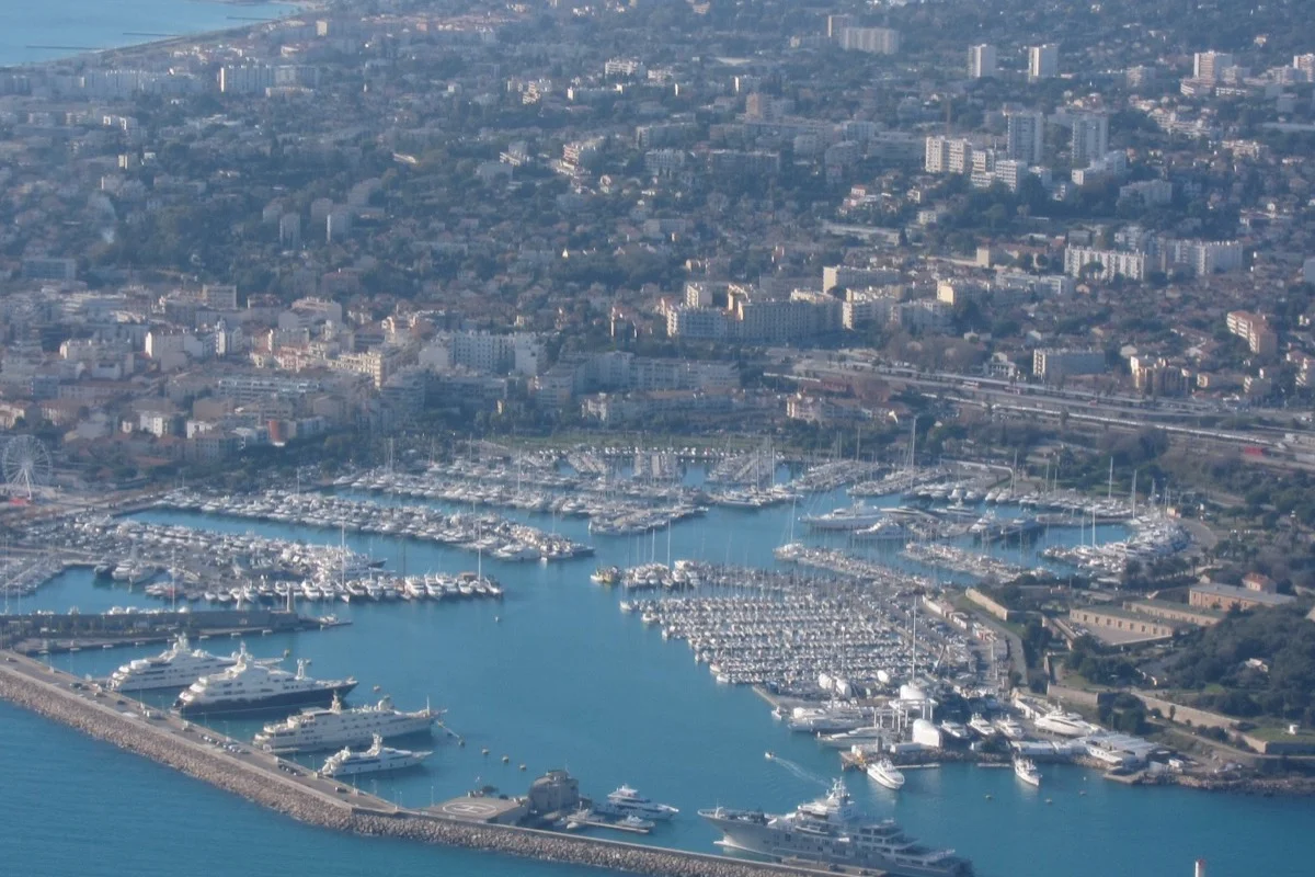 Antibes Port Vauban Quai des Milliardaires — superyacht handover quay for Fliteboard delivery