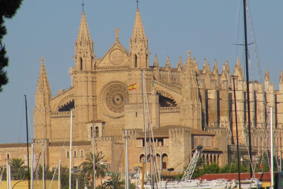 Palma de Mallorca marina with Cathedral of Santa María — Fliteboard delivery destination Spain