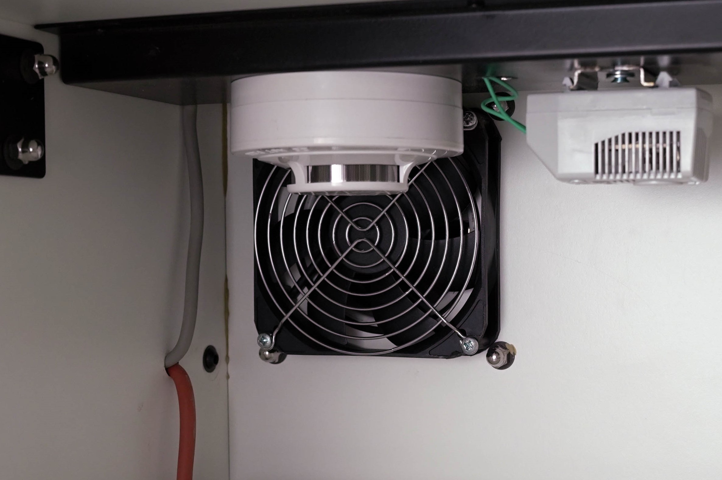 Internal smoke and heat detector inside a RACLAN lithium battery safety cabinet
