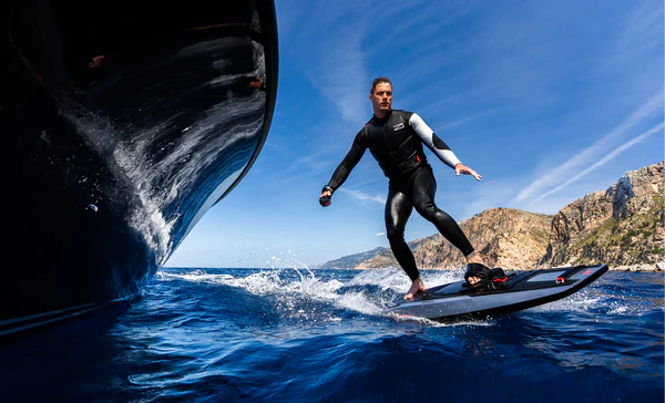 Electric jetboard carving through water
