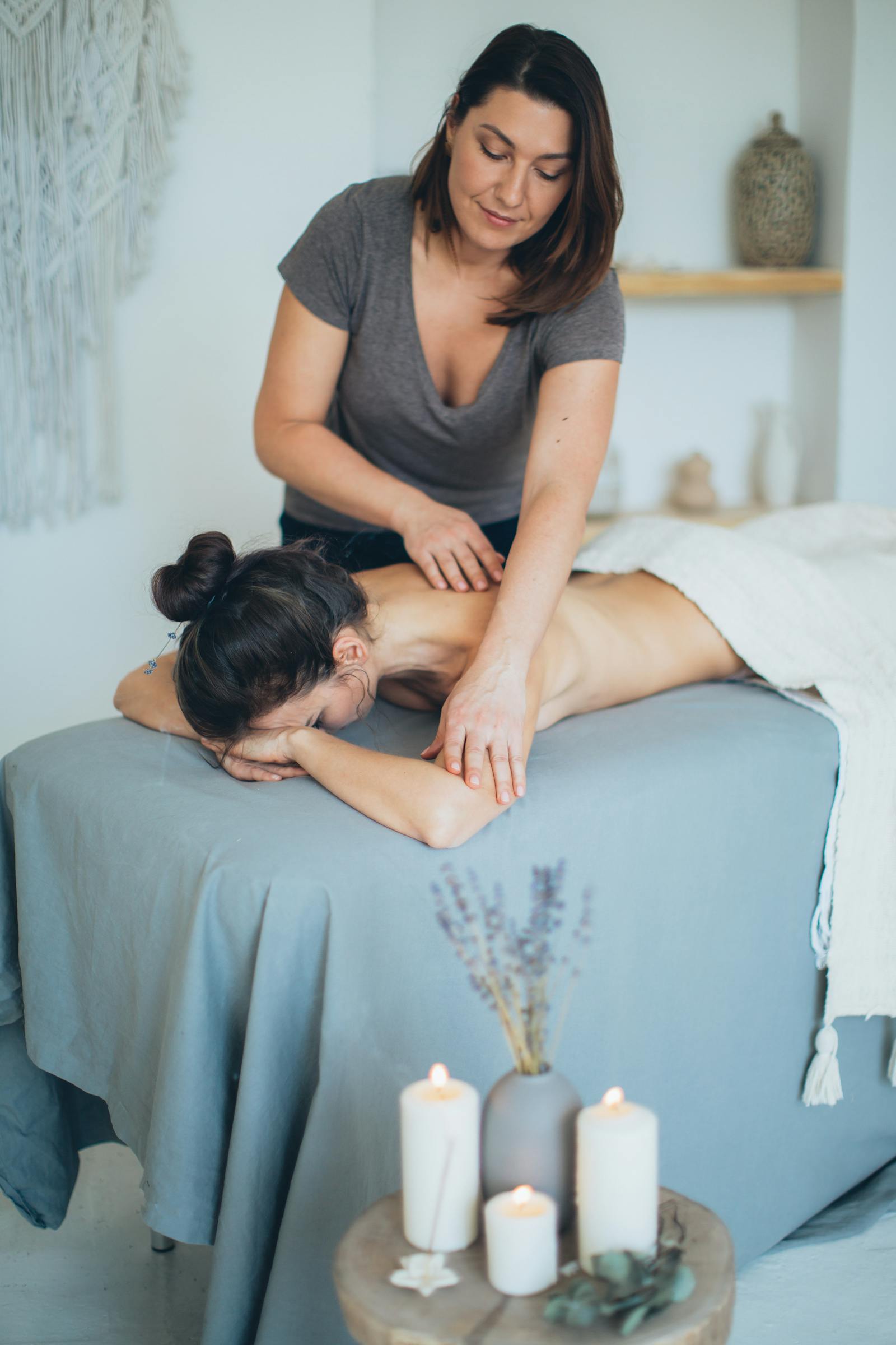 Hands giving a massage &mdash; Mercer Yachting personal services